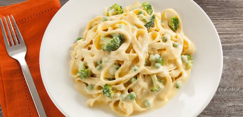 Macarrão com brócolis e molho branco - Receita do Cheff